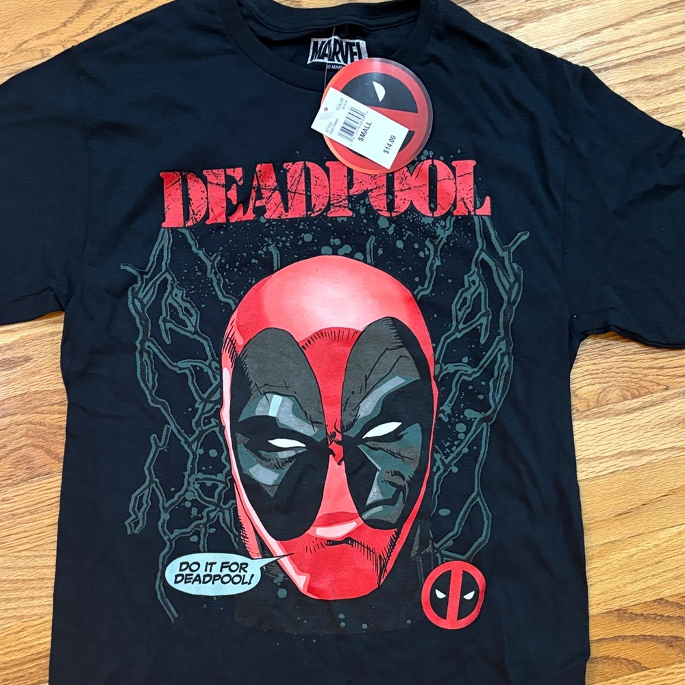Marvel Deadpool Graphic Tee in Black and Red